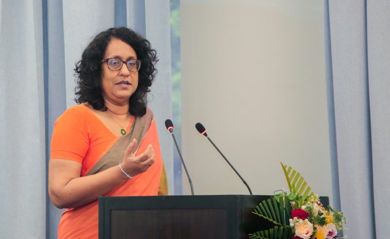 මන්ත්‍රීවරුන් කියන්නේ මහජන නියෝජිතයින් එක සිහියේ තියාගෙන වැඩ කරන්න